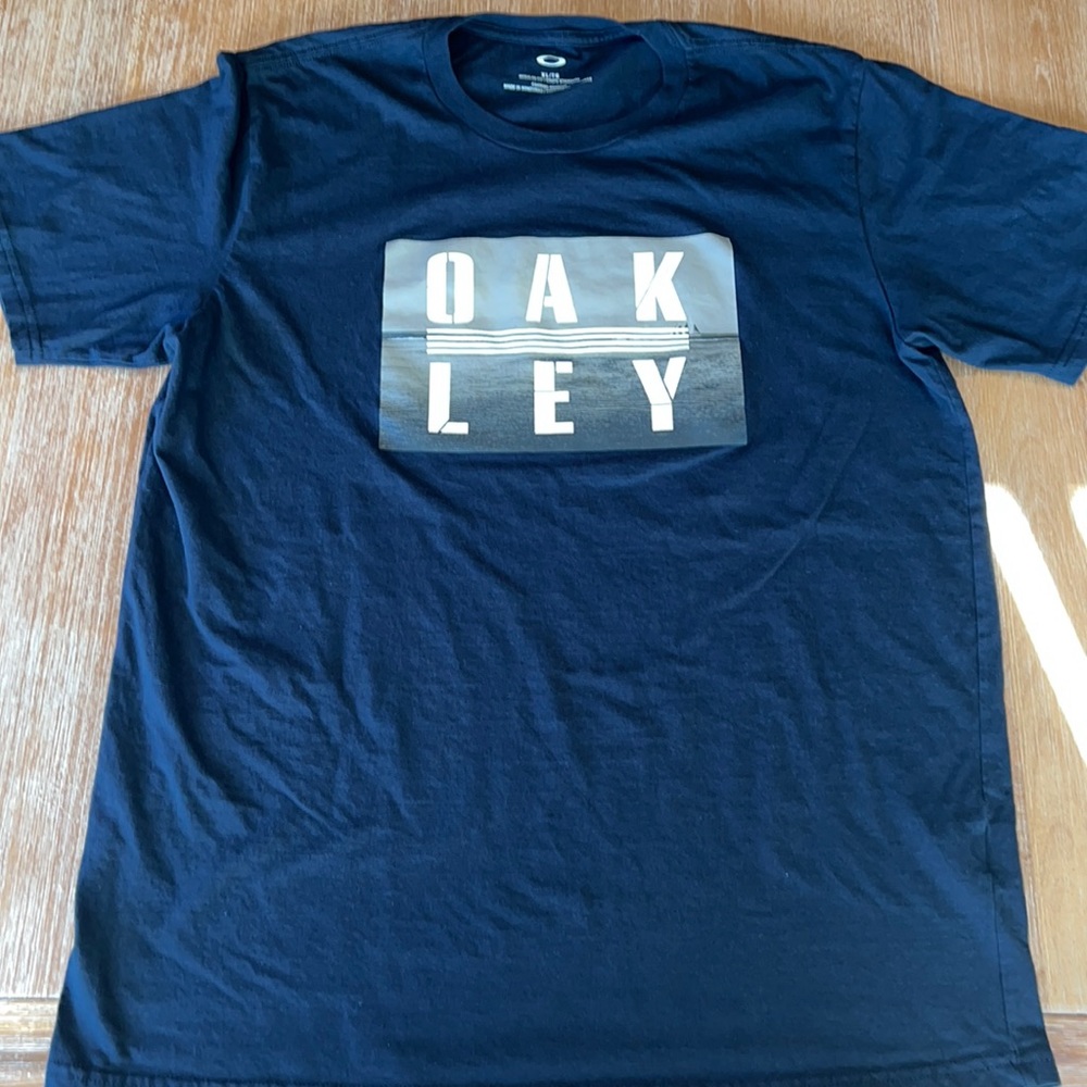 Oakley t-shirt. Size XL. Black. NWOT.